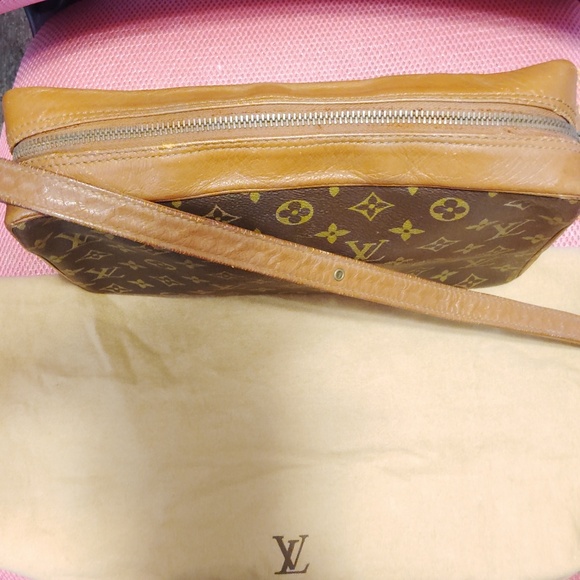 Louis Vuitton Brown and Tan Monogram Sac Shoulder Bag - Picture 3 of 9